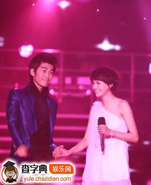 郑爽昔日视频上热搜 与前男友张翰同台唱情歌