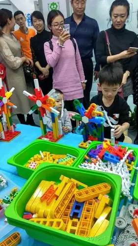 通辽市幼儿园中七班"动手动脑我最棒"亲子活动