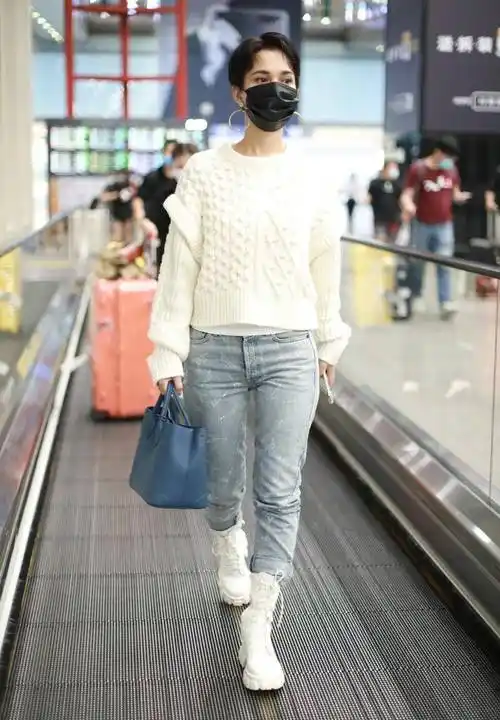 女星最新机场街拍,白色毛衣开衫被杨超越穿出了新美感,清新可人_牛仔