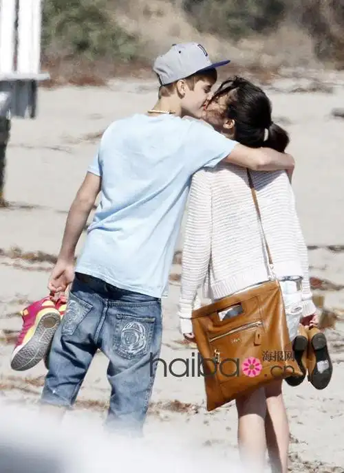 比伯justin_bieber和赛琳娜戈麦斯selena_gomez海边约会甜蜜又