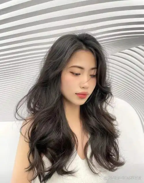 烫发既显时尚,又显得头发蓬松看起来更有发量,头发多就显年轻,可以不