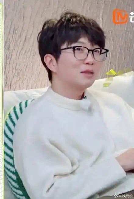 笑发财了,看见毛不易的表现就觉得相当的搞笑,特别是毛不易穿洞洞鞋