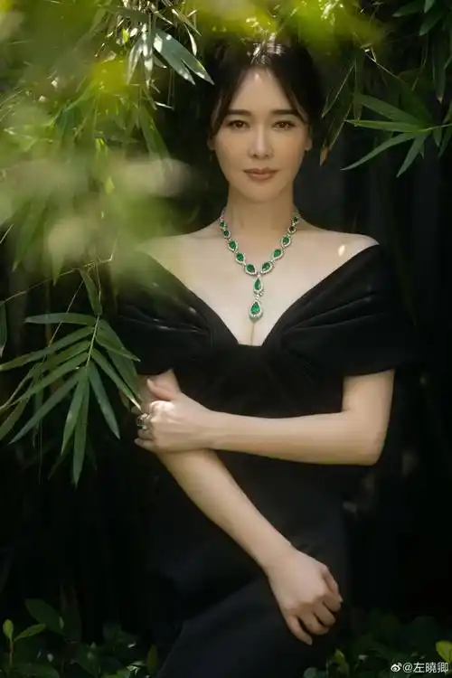 45岁左小青晒珠光宝气好身材 真是妙不可言