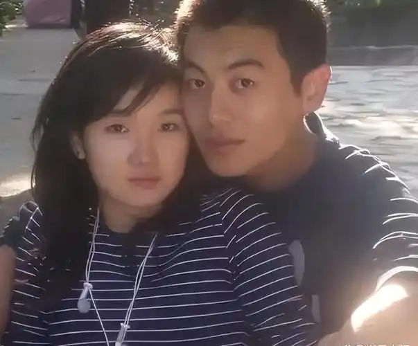 这8位男星,不出轨,疼老婆,还长得帅,个个都对妻子百般呵护