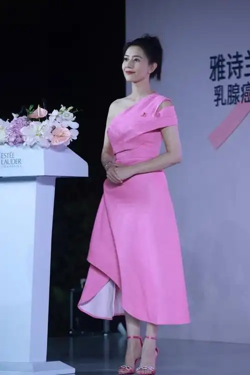 被高圆圆的上班图惊艳!穿紧身露肩连衣裙变"水蜜桃",性感又迷人