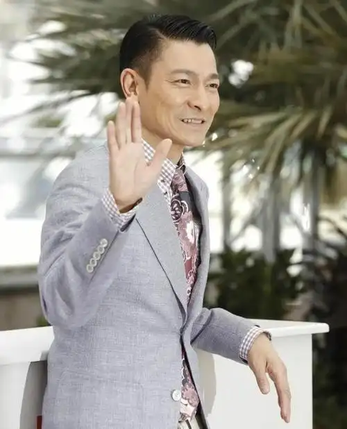 63岁刘德华陪57岁妻子回马来西亚过年,与富豪舅舅亲密挽手臂