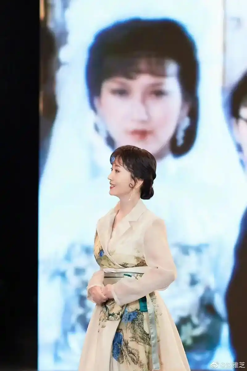 爱贝芙代言人赵雅芝已经67岁了虽然脸上也有细纹有岁月痕迹但是就是