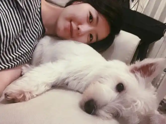 李亚鹏女友懒理分手传闻深情开唱穿吊带裙大秀火辣身材超性感