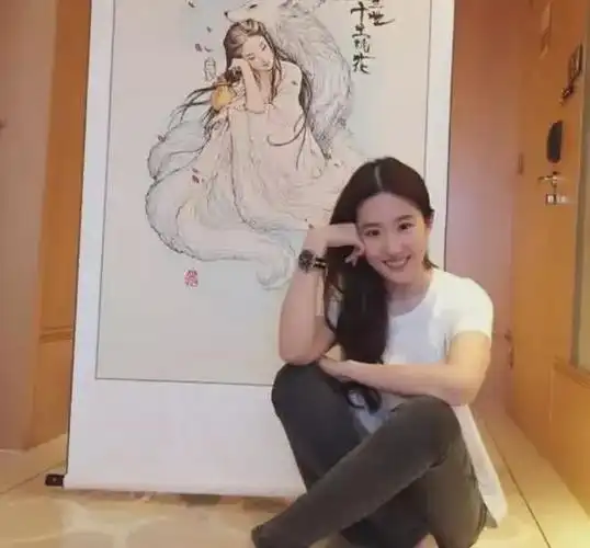 刘亦菲又胖体态又不好,但无人嘲讽感叹真实,穿金色礼裙一脸贵气