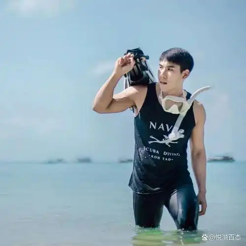 想要八块腹肌和人鱼线向95后的他看齐努力雕琢打磨自己吧