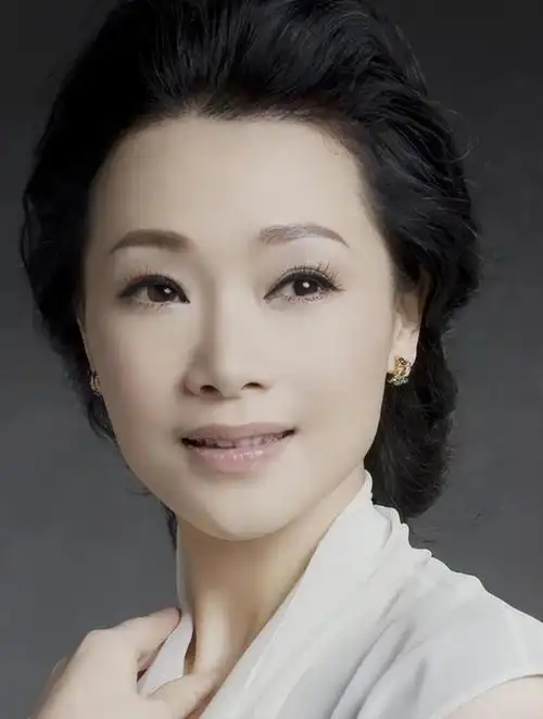 回顾歌唱家吕薇:男友病逝和妈妈抱头痛哭,52岁未婚她后悔了吗?