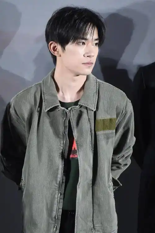 分享一波易烊千玺参加长津湖首映礼的生图军绿色外套的万里一脸正气