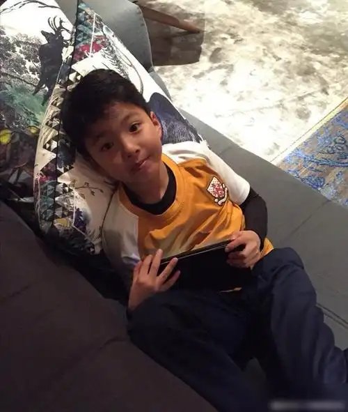 王中磊14岁儿子聚会美女如云他却穿衣朴素胡子拉碴太像大叔