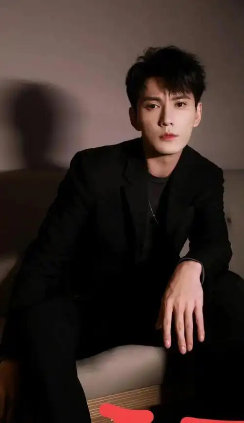 关键是目前还不火啊,高大帅气的徐正溪未来应该会爆火吧