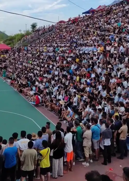 氛围感十足村镇篮球比赛现场观众整齐而坐酷似nba现场