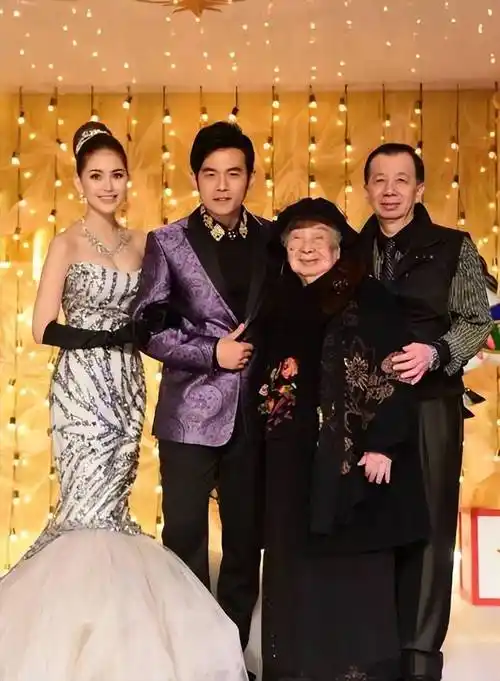 这给予了周杰伦很大的信心,让他不再对婚姻感到畏惧,以前的他觉得结婚