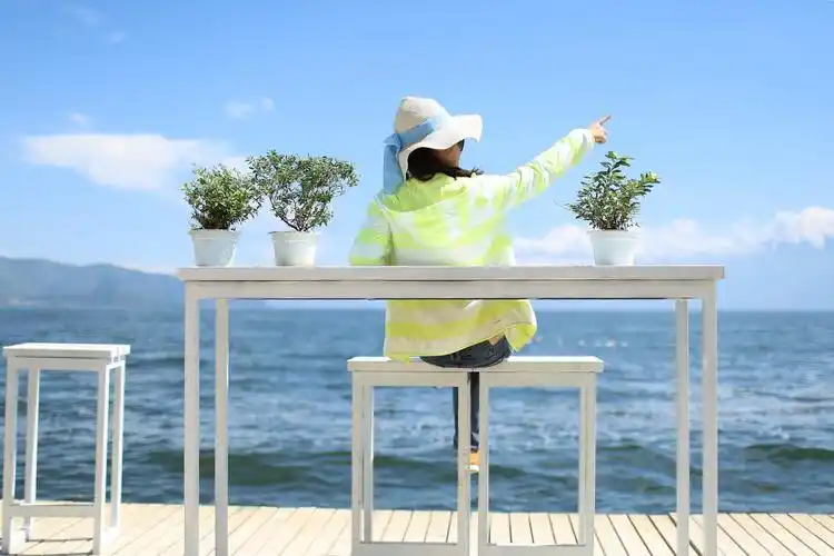 苍山洱海旁大理洱海海边女孩唯美摄影图片