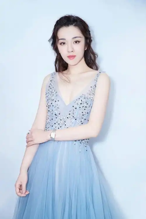 王晓晨深v亮片纱裙优雅妩媚写真