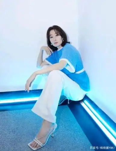 45岁的刘敏涛也太真实了,素颜就敢现身机场,自信的女人最美