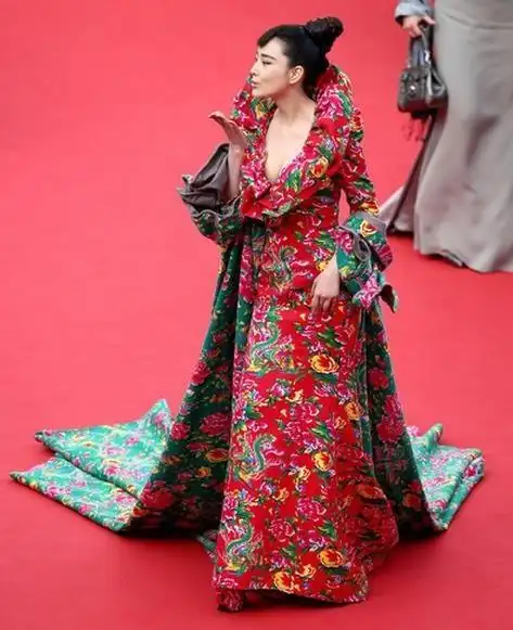 图张馨予棉袄造型遭吐槽设计师回应各种骂声让我怀疑人生