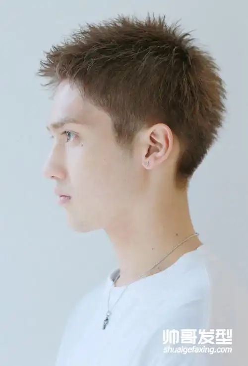 男生短头发刘海上扬的发型 清爽帅气的男生发型(2)-男生短发-帅哥发型