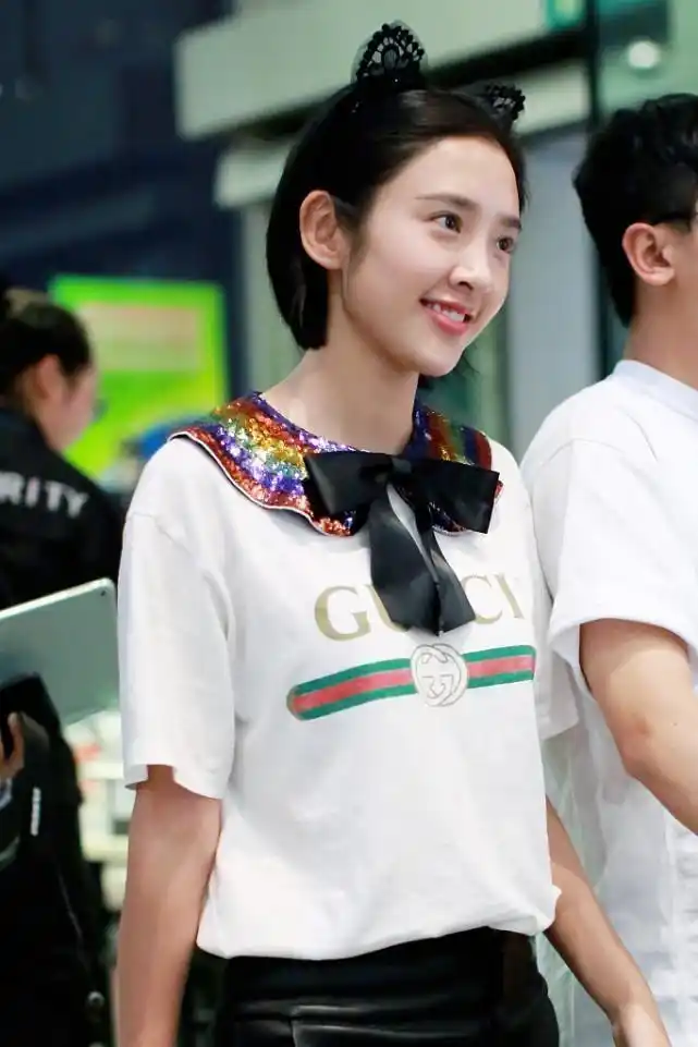 有一种自信叫做唐艺昕素颜弄着猫女郎的发卡穿着皮裤也不嫌热