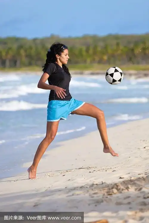 赤脚足球女孩控制着球