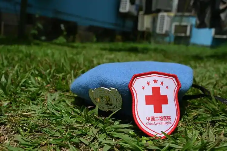 维和医疗分队贝雷帽和臂章.    李晓龙摄维和医疗分队组织查房.