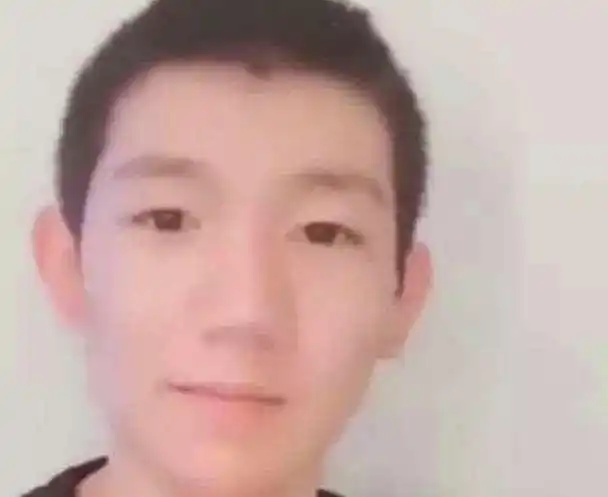 王源不忍直视的照片,素颜照,证件照上榜,最后一张网友笑哭了