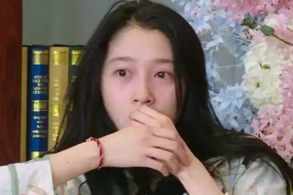 关晓彤王牌节目素颜出镜失去后期美颜滤镜后黑眼圈太明显