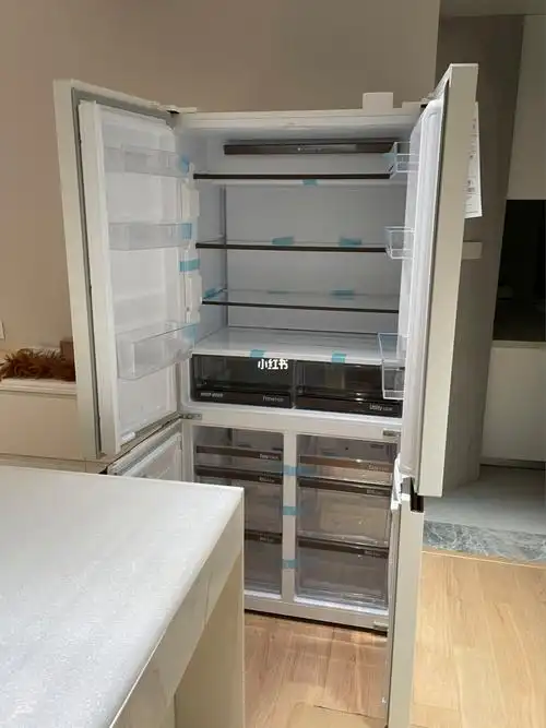 松下十字门白色大冰箱