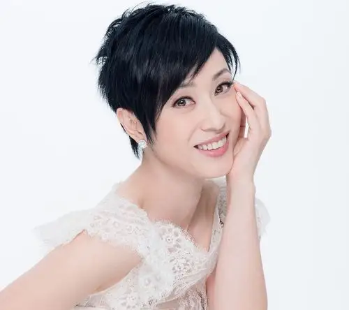 52岁陈法蓉晒出视频,短发造型少女感十足,无岁月痕迹风韵犹存