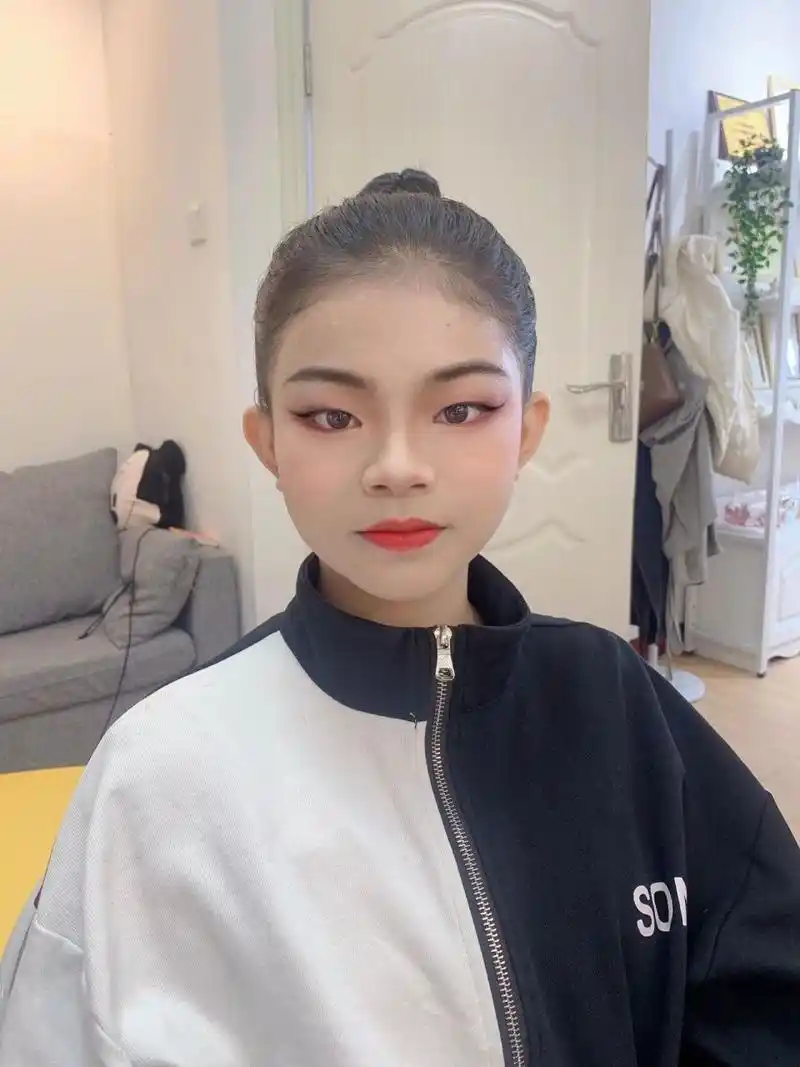 像这类的考级妆容,考官是会走到考生附近来看的,不跟大的舞台表演妆容