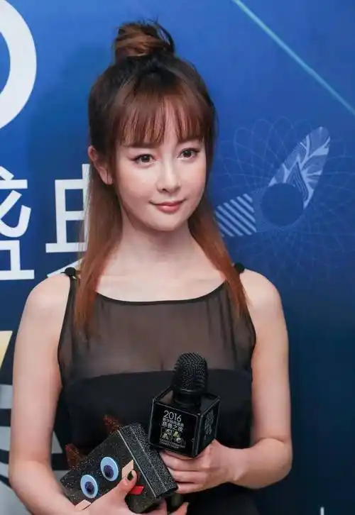 张檬取出假体,敢于晒出素颜亮出真实的自己,自然才是最美的!