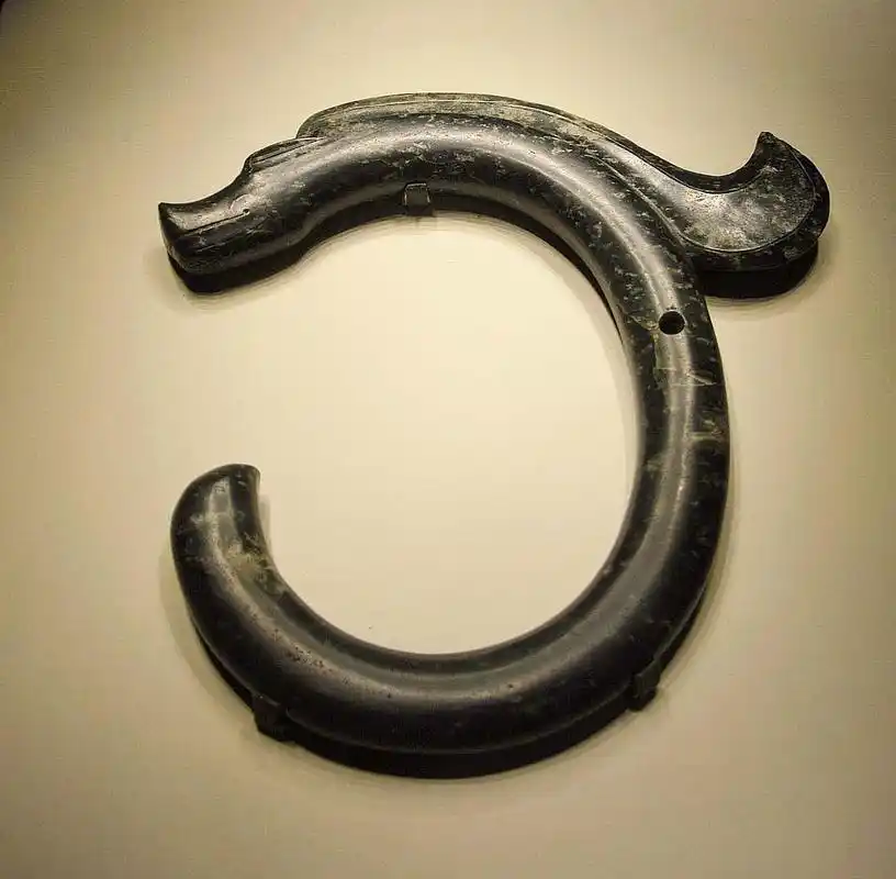 三星堆出土爬龙柱,让我们知道这世界上没有龙,有龙也是人造的_龙的