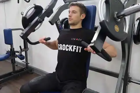 标准的坐姿推胸器械使用方法图解