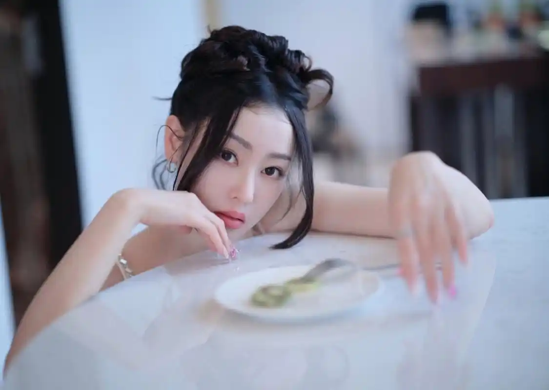 清纯妩媚,气质高雅的#张天爱# 一袭白色吊带深v礼裙,肤白貌美的容颜