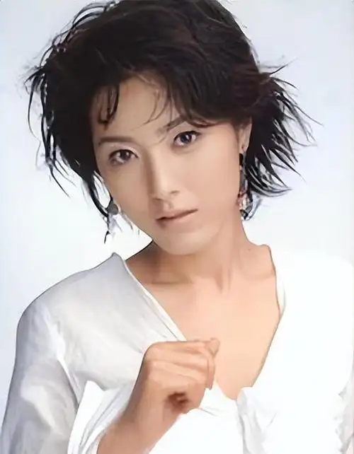 曾黎,这位被赞誉为"中戏最美校花"的女神,曾经以她的魅力迷倒了无数