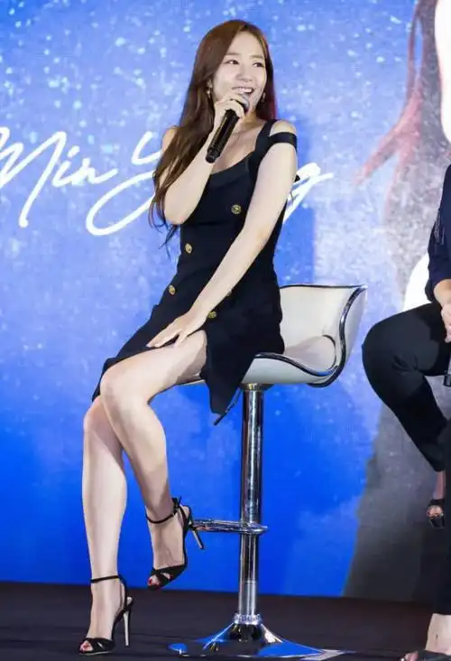 朴敏英穿黑色开叉裙现身活动,坐下来却尴尬了,大长腿太抢镜!