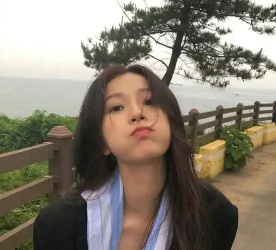 鞠婧祎,虞书欣撞上同款造型,都是94后,状态大不一样_蔡徐坤_lisa_节目