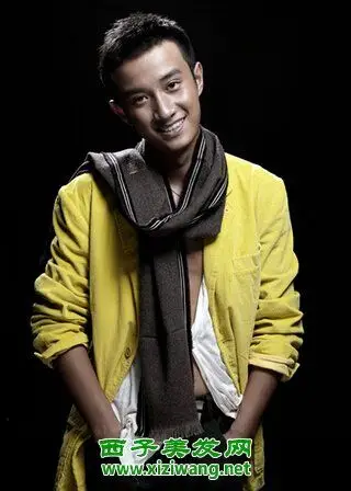 明星文章的这款寸头发型,也是清爽的时尚发型造型,搭配潮感十足的服饰