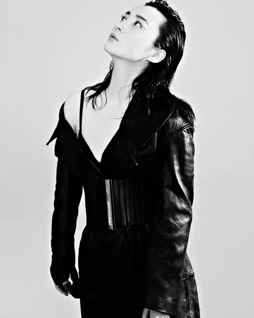 原创45岁蒋勤勤最新时尚造型,黑色皮衣潇洒帅气,逆生长令人羡慕