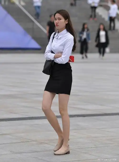 疯子街拍美女职业装短裙搭配高跟鞋凸显好身材|时尚|服装款式_网易