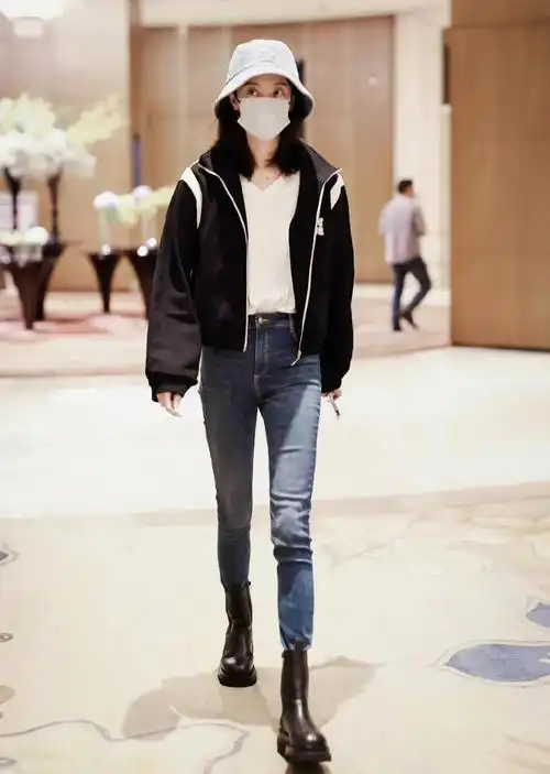 张小斐穿复古拼袖棒球外套配瘦腿牛仔裤,休闲中带着利落感 - 知乎