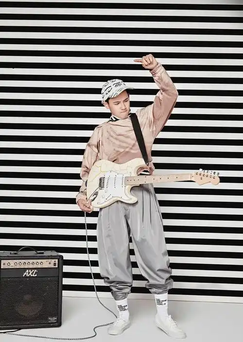 四阿哥胡先煦现身机场穿玫粉色格纹上衣搭黑色短裤