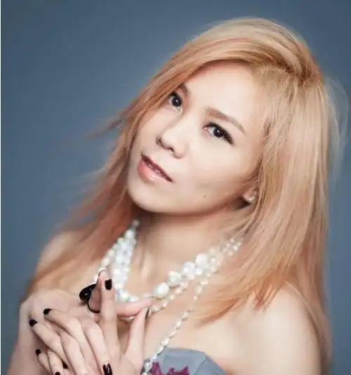 只是在当时喜欢听theweepies的歌曲,自然即兴写了关于高跟鞋的故事和