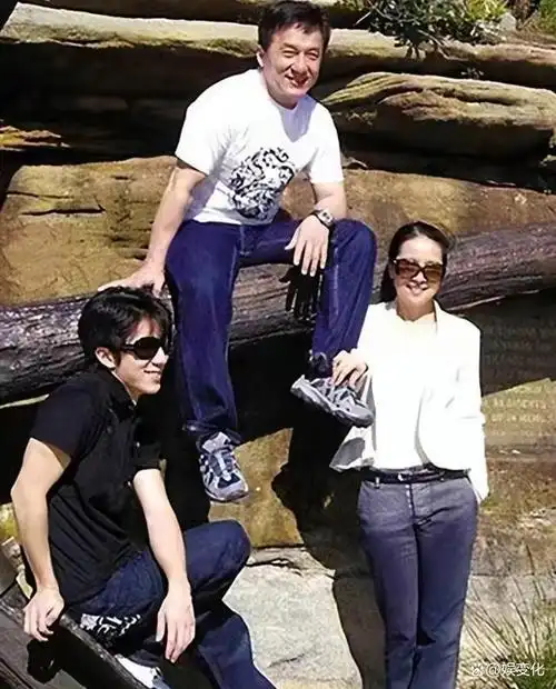 林凤娇为成龙生下了儿子房祖名,但他们的婚姻仍然面临很多问题