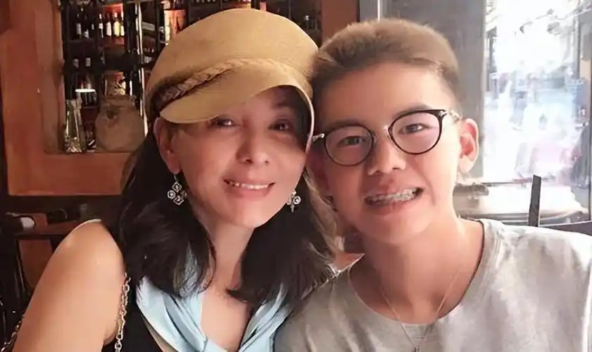 回顾王琳与两任富豪老公离婚后她独自抚养儿子的艰辛岁月