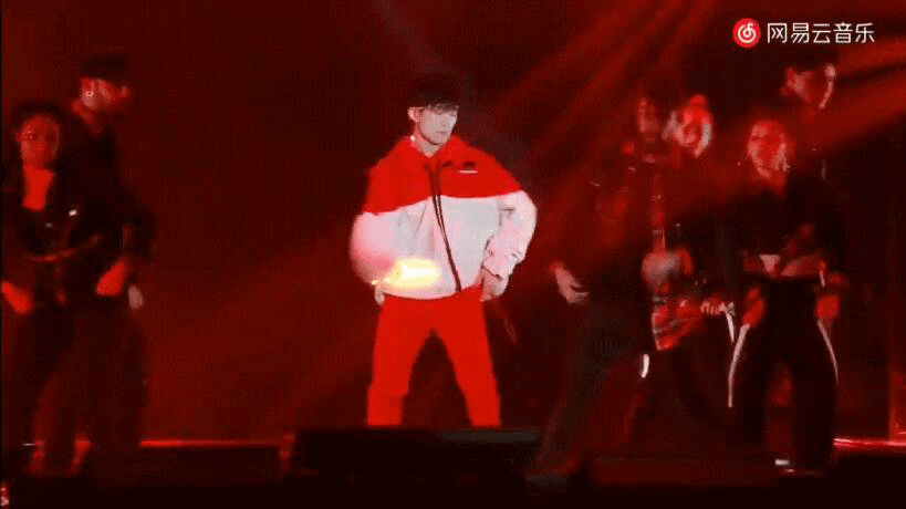 易烊千玺舞台动图合集 魅力无限的舞台王者