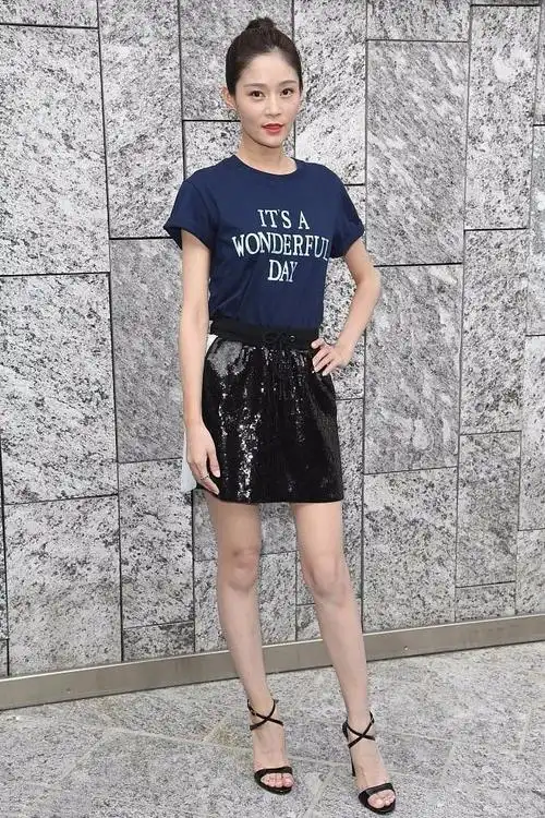 王媛可让大家见识了什么是"牙签腿",穿短裤都是空荡荡的!